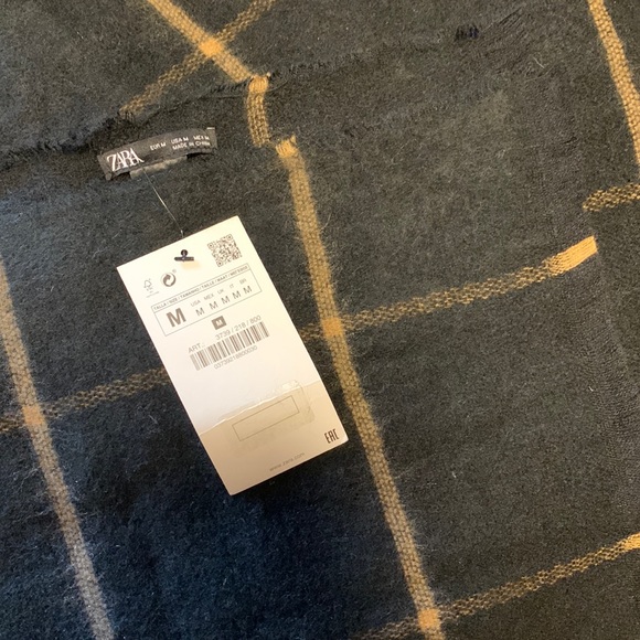 Black and Tan plaid blanket scarf. Brand new, with tags - Picture 2 of 3